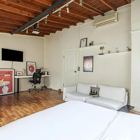 Charming Flat With Terrace Near Taksim Square * 이스탄불
