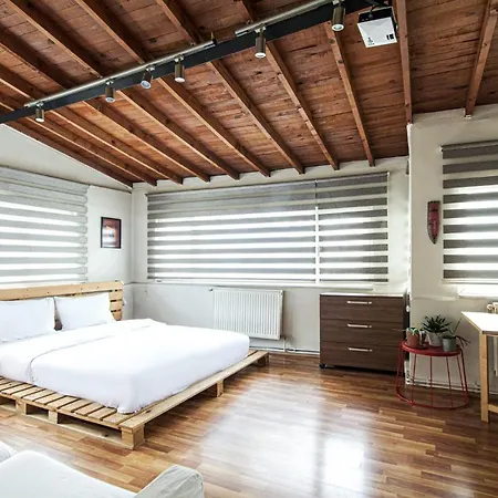 Charming Flat With Terrace Near Taksim Square * Estambul